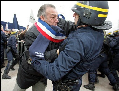 Michel Caillat face aux forces de l'ordre