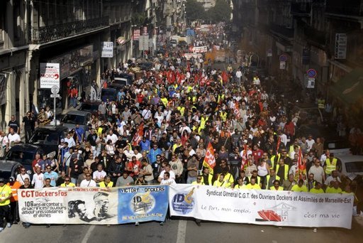 230.000 manifestants à Marseille, la mobilisation continue de plus belle, les lycéens étaient là !
