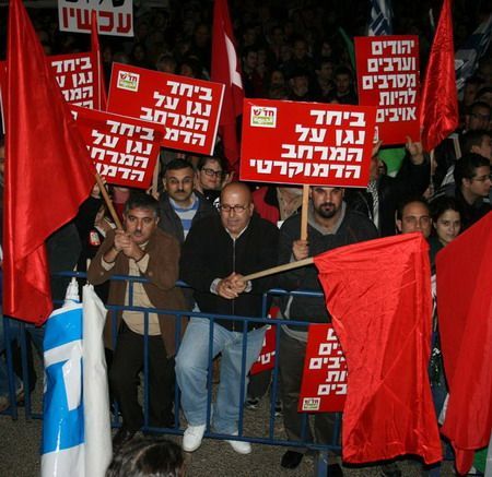 Trente mille manifestants à Tel Aviv contre le MacCarthysme, le racisme et le fascisme