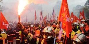 Des pompiers en colère s'introduisent à l'Assemblée nationale