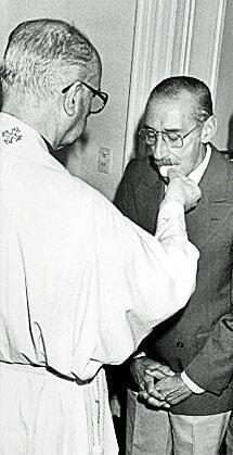 Le nouveau Pape, Jorge Bergoglio (François I) collabo du général Videla et la dictature militaire génocide de la République Argentine; complice de cas de disparitions de personnes, même de membres de l'ordre des Jésuites à laquelle il appartient, et ennemi déclaré des libertés civiques... Sur la photo avec le général Videla en 1976