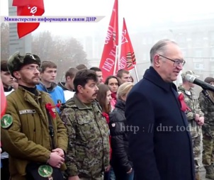 Les communistes de Donetsk rendent hommage aux victimes de la guerre lors des célébrations de la révolution d'octobre