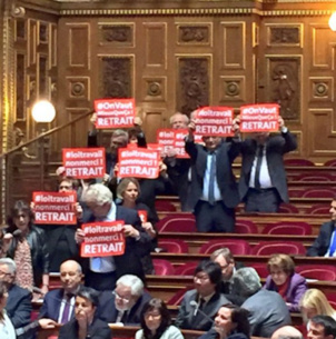 Les sénateurs communistes manifestent dans l'hémicycle contre la loi Travail