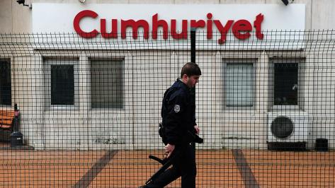 Turquie. Arrestation du rédacteur en chef du journal d'opposition Cumhuriyet