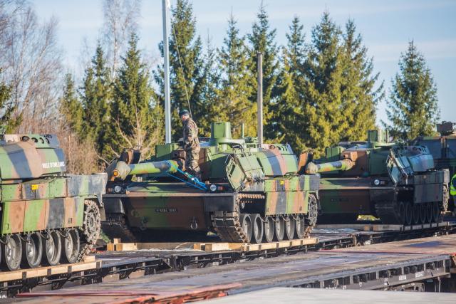 L'OTAN c'est la paix ? Que font des chars Leclerc postés sur la route de Kaliningrad ?