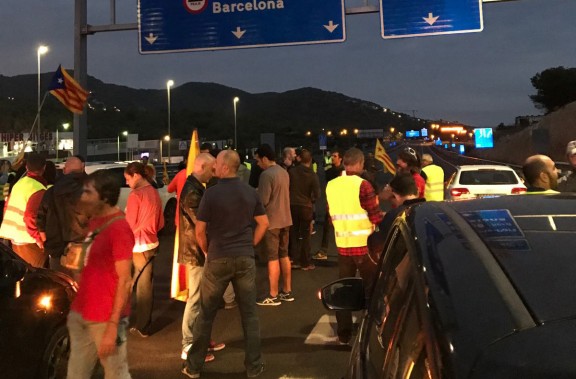 Grève générale en Catalogne : Les routes et autoroutes totalement bloquées