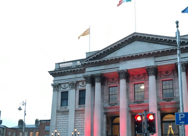 Le drapeau catalan flotte sur la mairie de Dublin