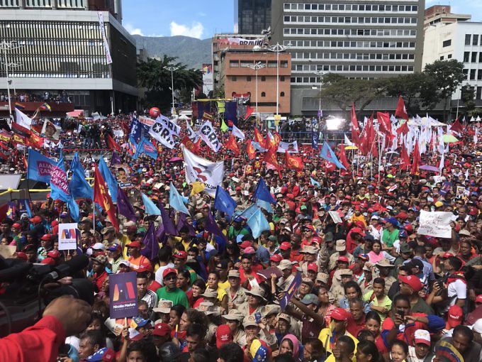 Une marée rouge accompagne Nicolas Maduro pour le dépôt de sa candidature