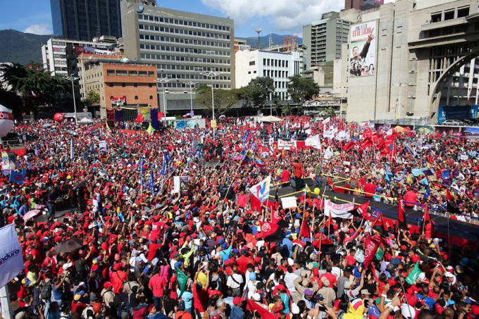 Une marée rouge accompagne Nicolas Maduro pour le dépôt de sa candidature