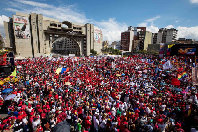 Une marée rouge accompagne Nicolas Maduro pour le dépôt de sa candidature