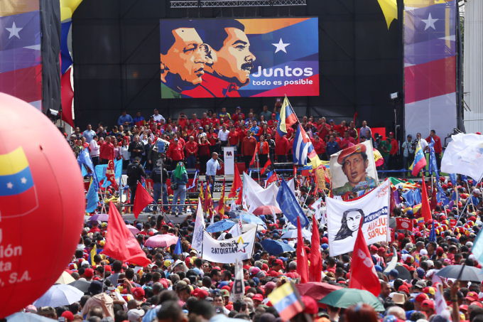 Une marée rouge accompagne Nicolas Maduro pour le dépôt de sa candidature