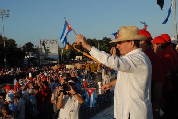 Raul Castro préside le défilé du 1er mai à Santiago de Cuba