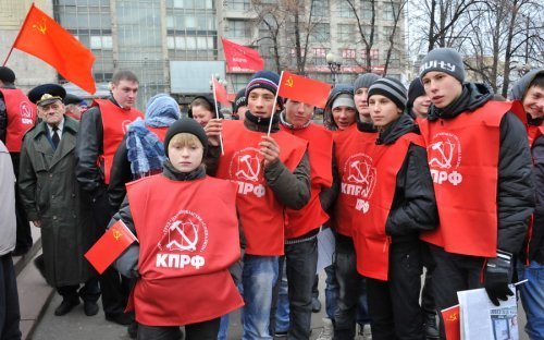 Des dizaines de milliers de manifestants au côté du KPRF pour les 94 ans de la révolution d'octobre