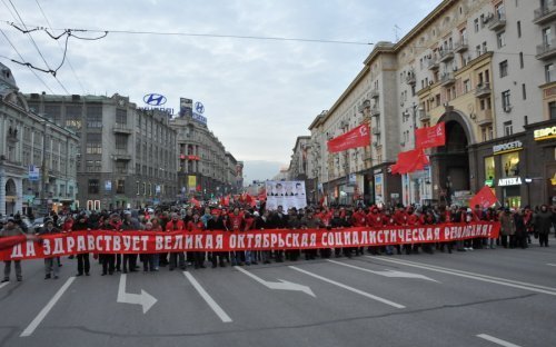 Des dizaines de milliers de manifestants au côté du KPRF pour les 94 ans de la révolution d'octobre