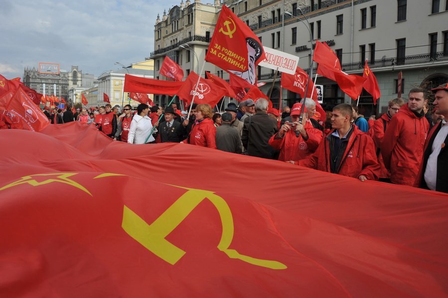 Protestations massives, organisées par les communistes, en Russie contre les "réformes" de Poutine