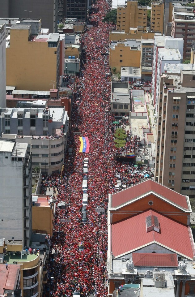 Le peuple accompagne Chavez pour son ultime tournée vers l'académie militaire (2)