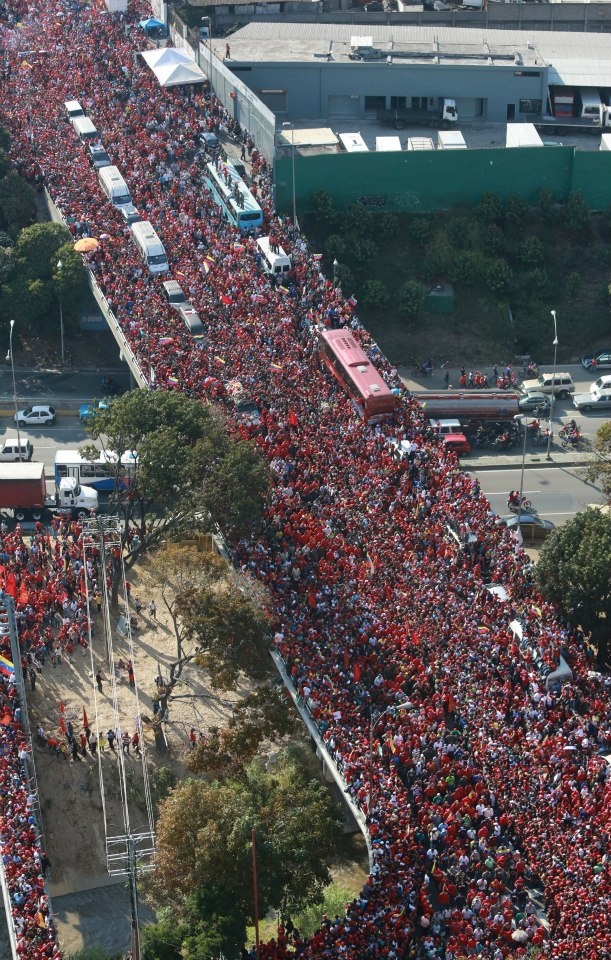 Le peuple accompagne Chavez pour son ultime tournée vers l'académie militaire (2)