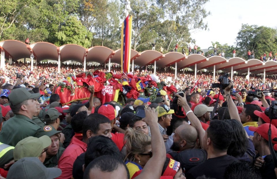 Le peuple accompagne Chavez pour son ultime tournée vers l'académie militaire (2)