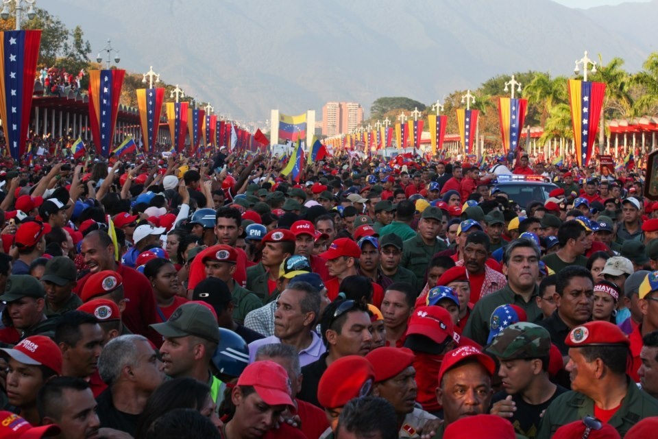 Le peuple accompagne Chavez pour son ultime tournée vers l'académie militaire (2)