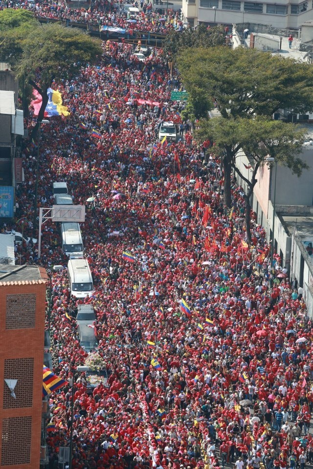 Le peuple accompagne Chavez pour son ultime tournée vers l'académie militaire (2)