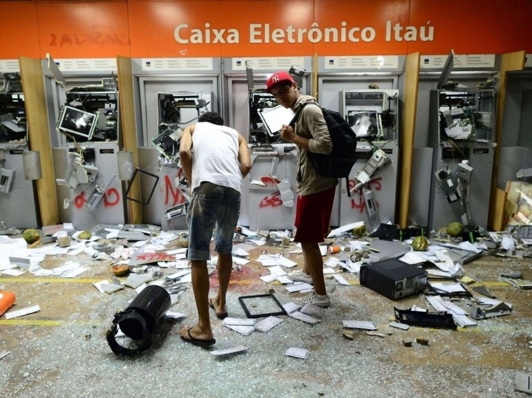 Plus d'un million de manifestants dans les rues, les brésiliens ne lâchent pas et réclament la justice sociale !