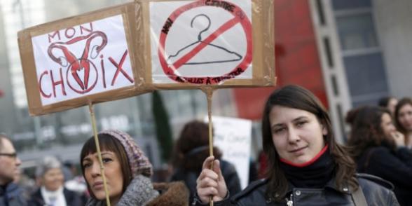 "Occupe-toi de ton rosaire, on s'occupe de nos ovaires"