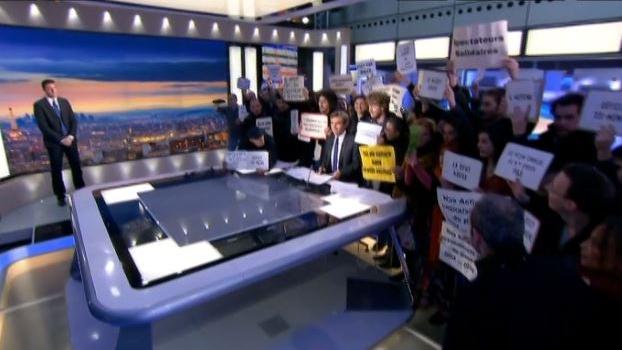 Le journal de France 2 interrompu après une manifestation sur le plateau