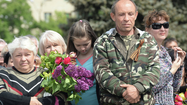 Dans Slaviansk assiégée, des miliers de personnes célèbrent la Victoire contre le nazisme