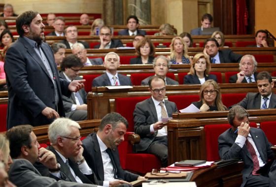 Le Parlement catalan exige un référendum sur la monarchie ou la République