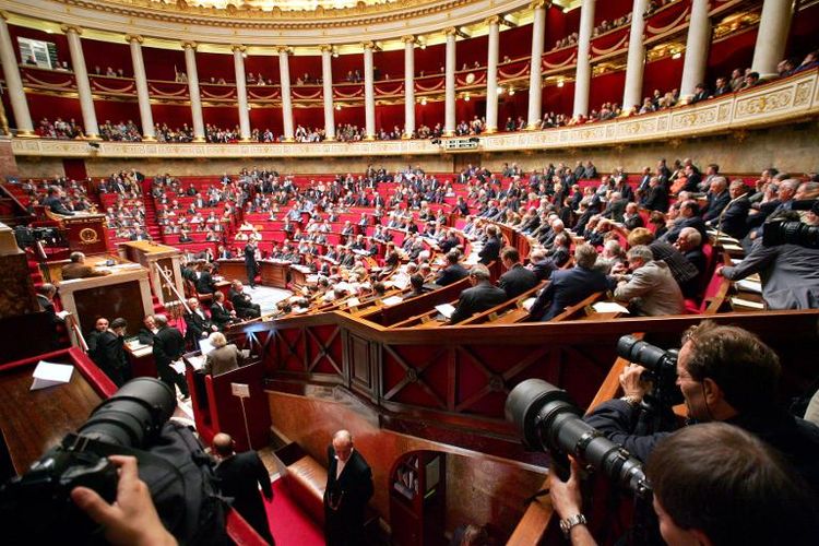 Les députés et le PS votent le gel des retraites de plus de 1.200 euros