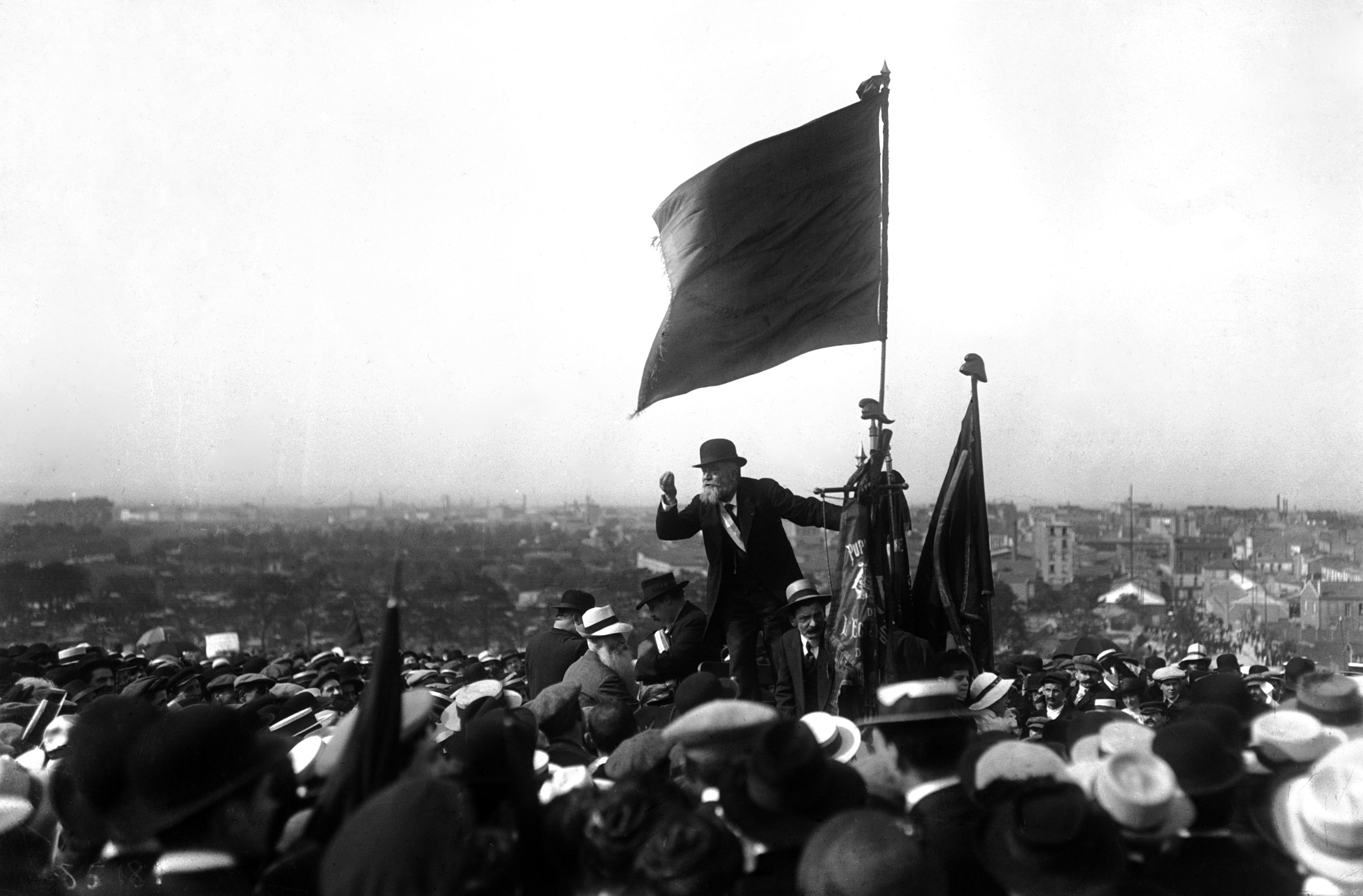 "Jaurès, réveille-toi, ils sont devenus fous" (PCF)