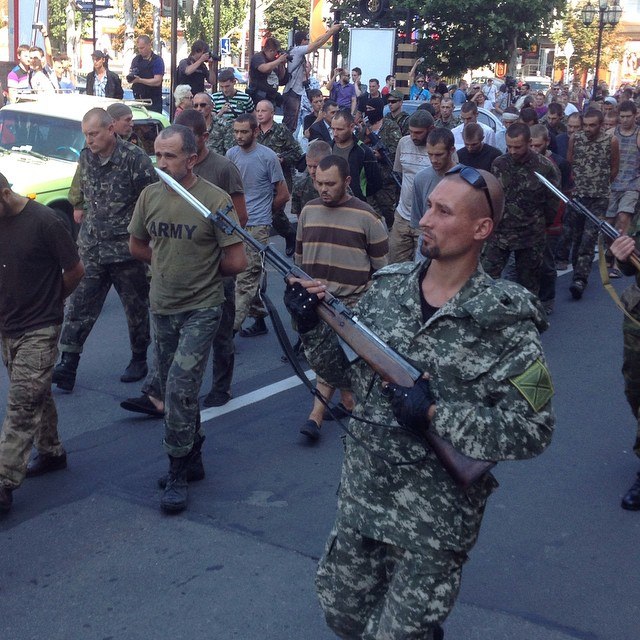 Le Donbass humilie Kiev en faisant défiler ses prisonniers de guerre