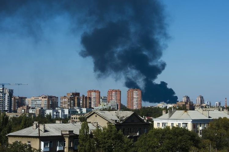 Boris Litvinov réagit après les tirs d'artillerie de Kiev contre une école à Donetsk