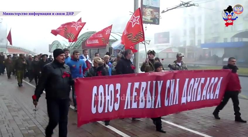 Les communistes de Donetsk rendent hommage aux victimes de la guerre lors des célébrations de la révolution d'octobre