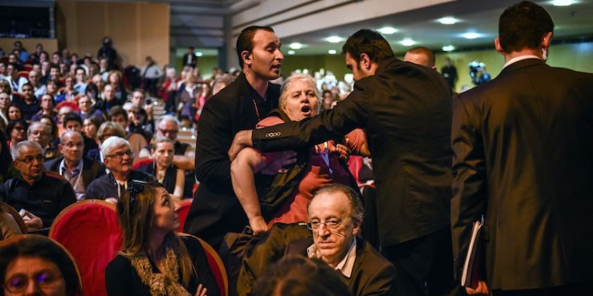 Macron hué à la Bourse du travail de Lyon par les manifestants