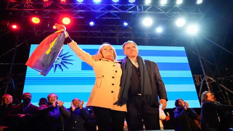 Yamandú Orsi (Frente Amplio) est élu président de l'Uruguay