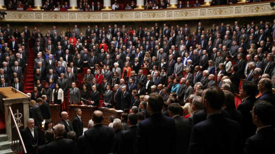 Fallait-il voter la prolongation de l'état d'urgence ? Le débat qui divise les communistes