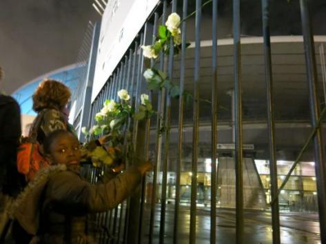 3000 personnes en hommage aux victimes devant le Stade de France