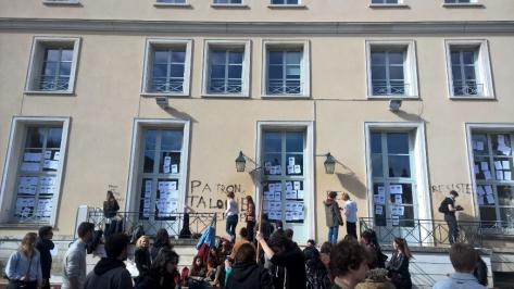 A Tours, les étudiants prennent d'assaut le Medef