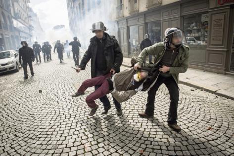 Un témoin évoque des « consignes » de ne pas secourir les manifestants en détresse