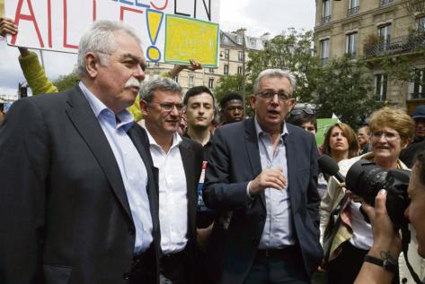 Des sénateurs et des députés communistes dans la rue avec les manifestants