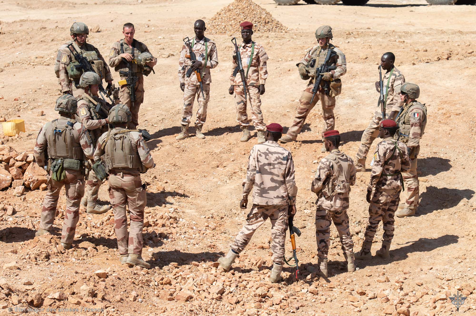 Au Tchad comme au Sénégal, la présence militaire française prend fin