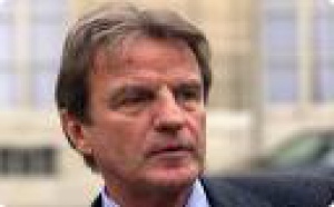 Mis en cause, Bernard Kouchner est sommé de s'expliquer