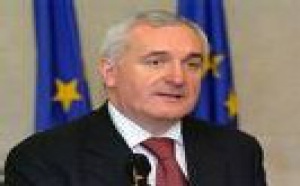 Une affaire de corruption contraint Bertie Ahern à la démission 