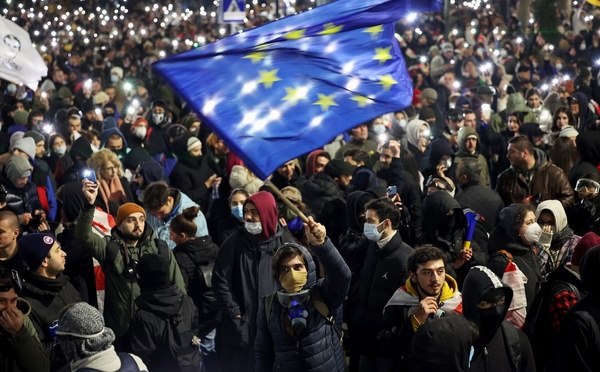 Manifestation visant à dénoncer la décision du gouvernement géorgien de retarder les négociations d'adhésion à l'UE jusqu'en 2028 © / afp.com - Giorgi ARJEVANIDZE