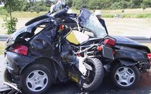 Une voiture traverse le mur d’une tour américaine